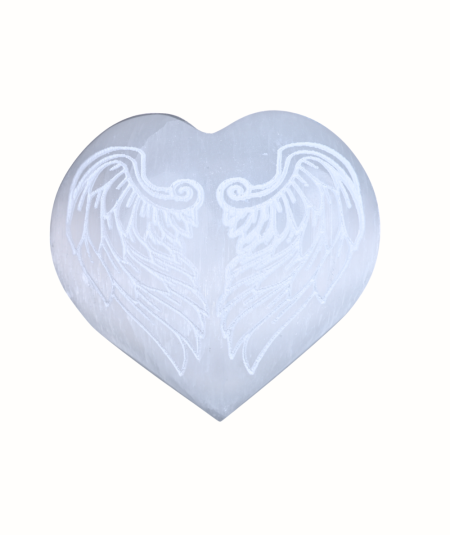 Photo d'un coeur avec ailes d'ange gravées en sélénite