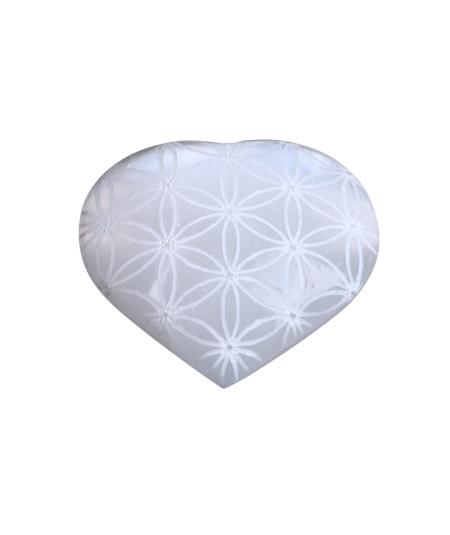 Photo d'un coeur avec fleur de vie gravée en sélénite
