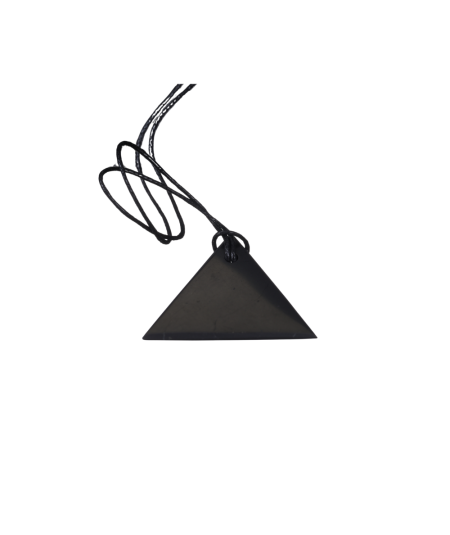 Photo d'un pendentif triangle en shungite