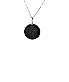 Photo d'un pendentif gravé en fleur de vie en obsidienne noire