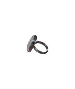 Image d'une bague sertie argent en pierre de lune blanche