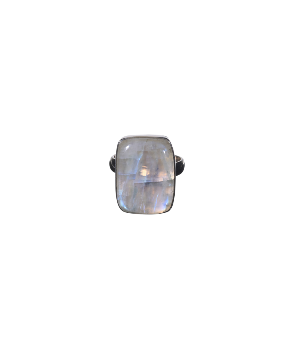 Image d'une bague sertie argent en pierre de lune blanche