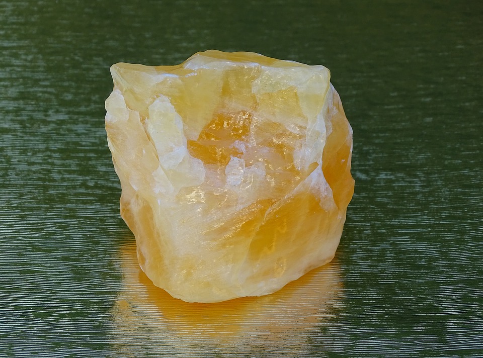 La pierre calcite orange pour vaincre la timidité.