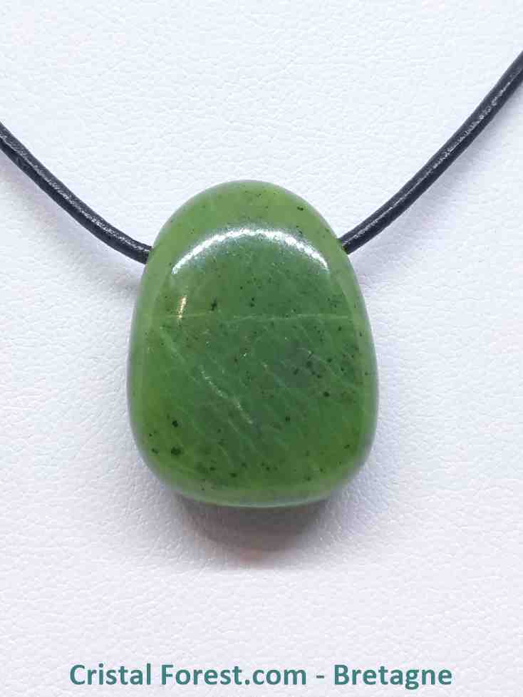 pendentif-pierre-jade-nephrite.jpg